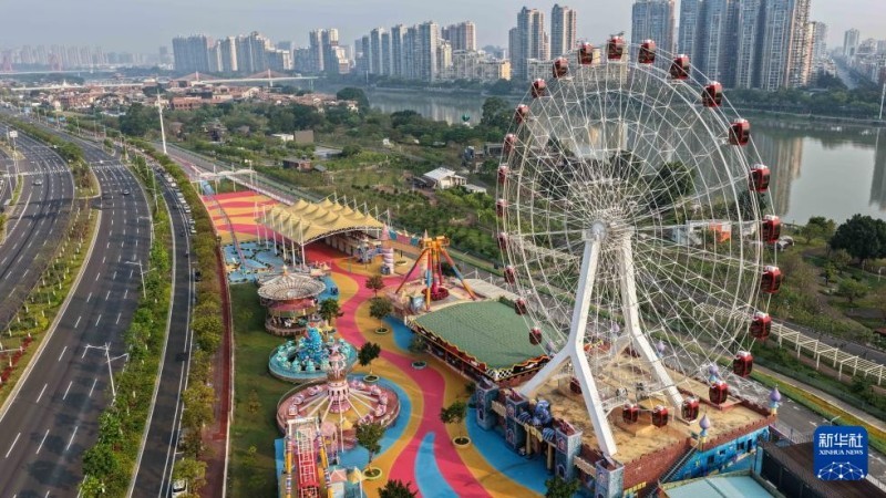 这是4月12日拍摄的福建漳州龙江岁月景区的游乐设施（无人机照片）。新华社记者 邓华 摄