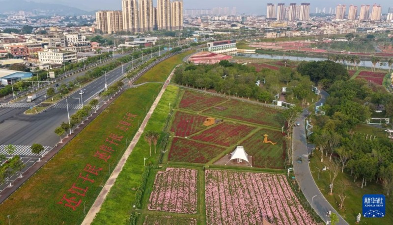这是4月12日拍摄的福建漳州龙江岁月景区（无人机照片）。新华社记者 邓华 摄
