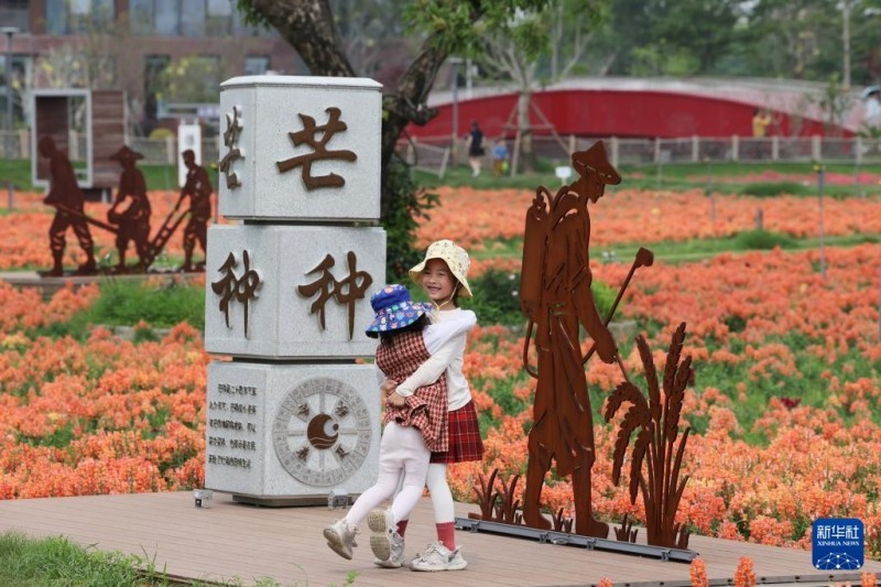4月11日，小朋友在福建漳州龙江岁月景区游玩。新华社记者 姜克红 摄