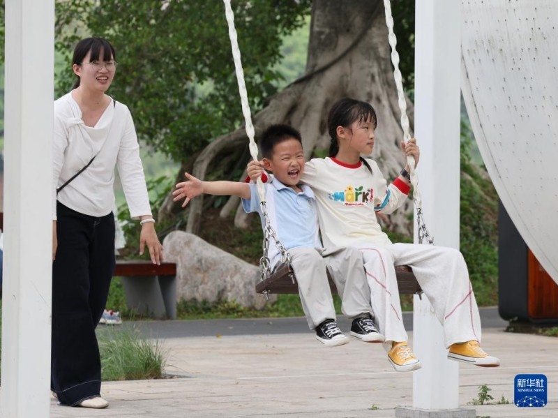 4月11日，游客在福建漳州龙江岁月景区游玩。新华社记者 姜克红 摄