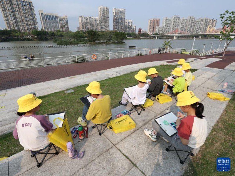 4月11日，小朋友在福建漳州龙江岁月景区写生。新华社记者 姜克红 摄