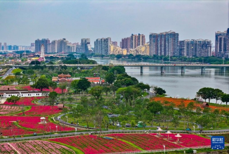 这是4月11日拍摄的福建漳州龙江岁月景区及周边城市景观（无人机照片）。新华社记者 姜克红 摄