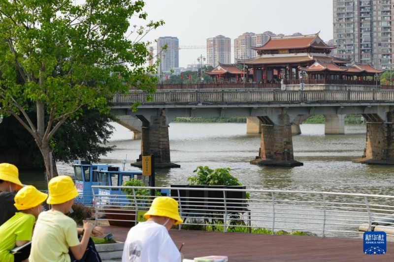 4月11日，小朋友在福建漳州龙江岁月景区写生。新华社记者 邓华 摄
