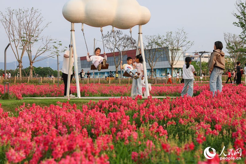 小朋友在龙江岁月景区游玩。人民网记者 焦艳 摄