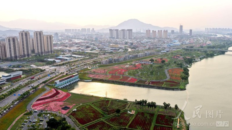 4月11日，游客在福建省漳州市高新区龙江岁月景区游玩。