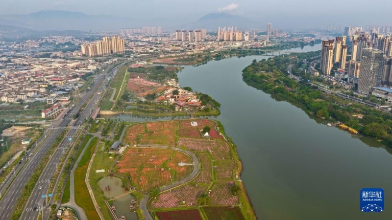 这是4月12日拍摄的福建漳州龙江岁月景区及周边城市景观（无人机照片）。新华社记者 邓华 摄
