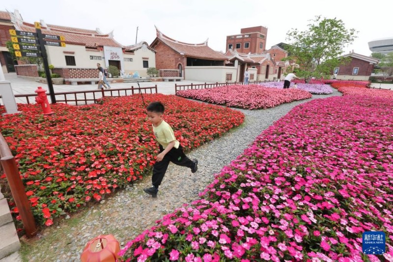 4月11日，小朋友在福建漳州龙江岁月景区游玩。新华社记者 姜克红 摄
