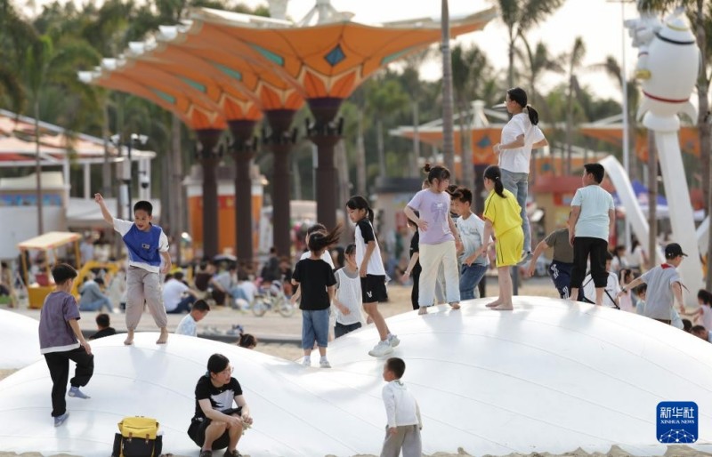 4月11日，小朋友在福建漳州龙江岁月景区游玩。新华社记者 邓华 摄