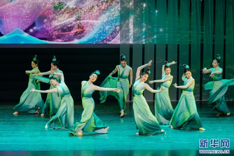 演员以舞蹈节目《筑梦山水》，宣传生态安全。新华网 蒋巧玲 摄