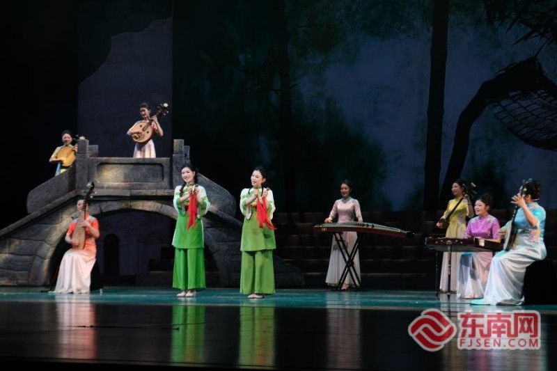 福州评话伬艺传习所带来《金厝边 银乡里》。记者 林夏悦 摄