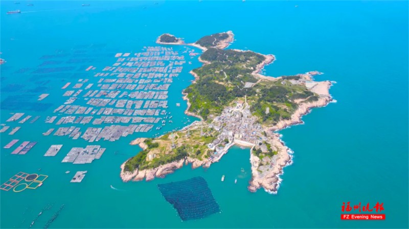 东洛岛坐落于苔菉镇的东北部，面积0.96平方公里，海岸线长5.13公里，海域面积约1万亩，宛若一处“海上桃花源”。