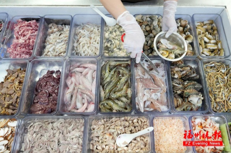 渔排上食客接连不断，只为一尝从渔民手中直采的最新鲜渔获。