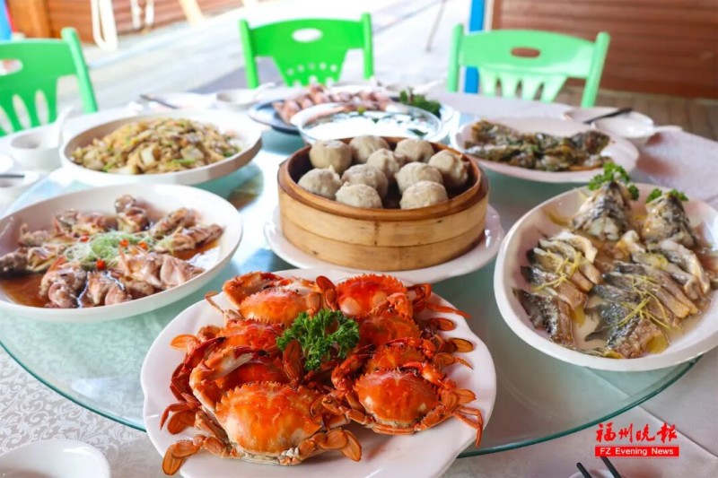 活蹦乱跳的渔获，化作一桌活色生香的海鲜宴，让人心痒难耐、食指大动。