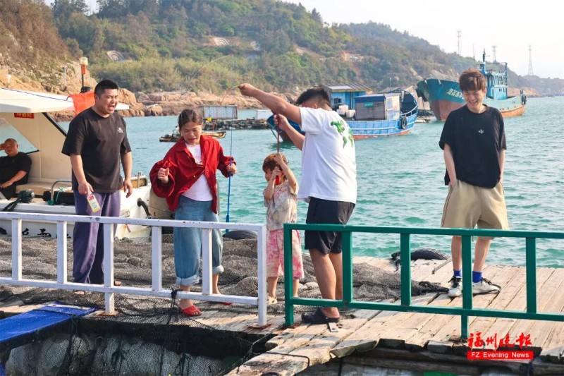 游客们或在海岛上悠然漫步，或支起鱼竿，体验海钓乐趣。