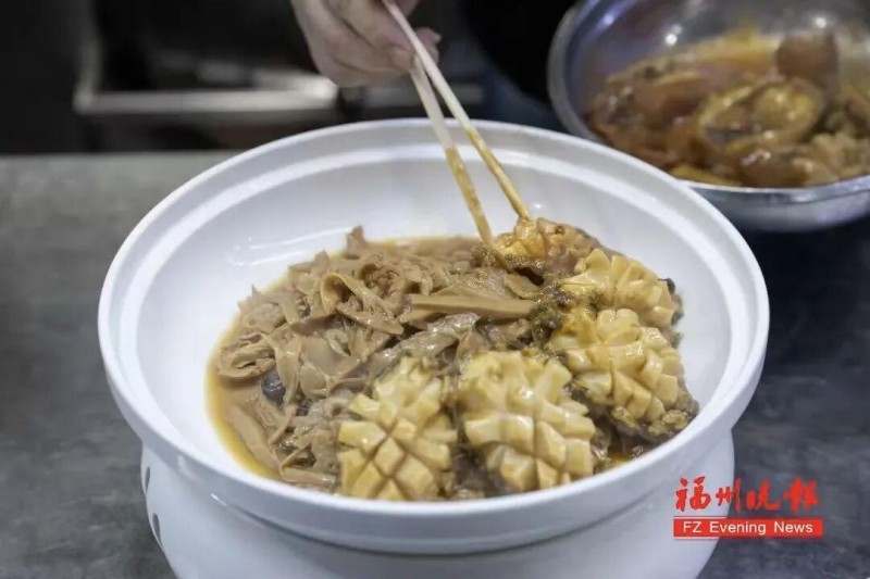 出锅后的鲍鱼，吸饱酱汁弹性十足，咬一口满嘴都是鲜香的回味。