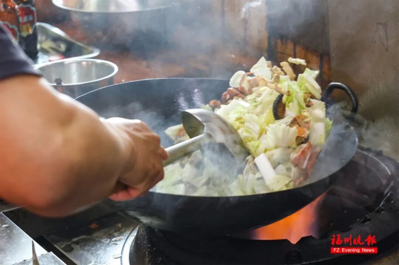 厨师们用简单的烹饪方式，激发出大海本真的味道。