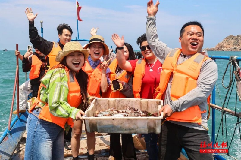 游客们围在被缓缓拉起的地笼边，期待着收获的惊喜，仿佛拆开了一份份“海鲜盲盒”。