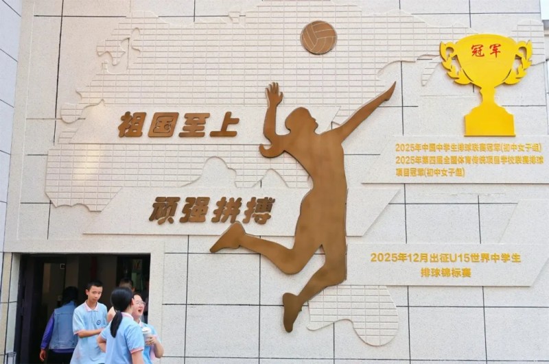 一座雕塑，是一部浓缩的百年拼搏史。记者 赵舒文 摄
