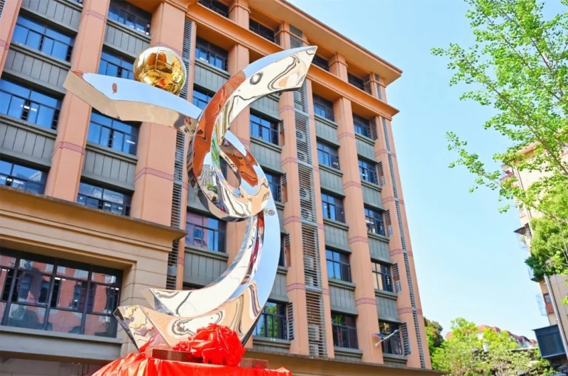 福州十六中女排用汗水浇灌传奇，将“祖国至上、顽强拼搏”的女排精神深深融进了校园的血脉基因。记者 赵舒文 摄