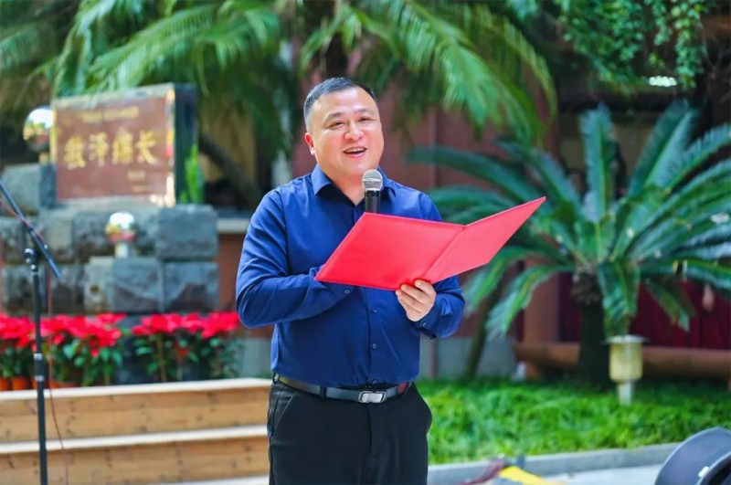 福州第十六中学校长林硕在致辞中深情寄语：“流苏以一年的积淀，只为十日的盛放。这株古树见证着校园的文脉绵延，也守护着一代代学子的成长。”记者 赵舒文 摄