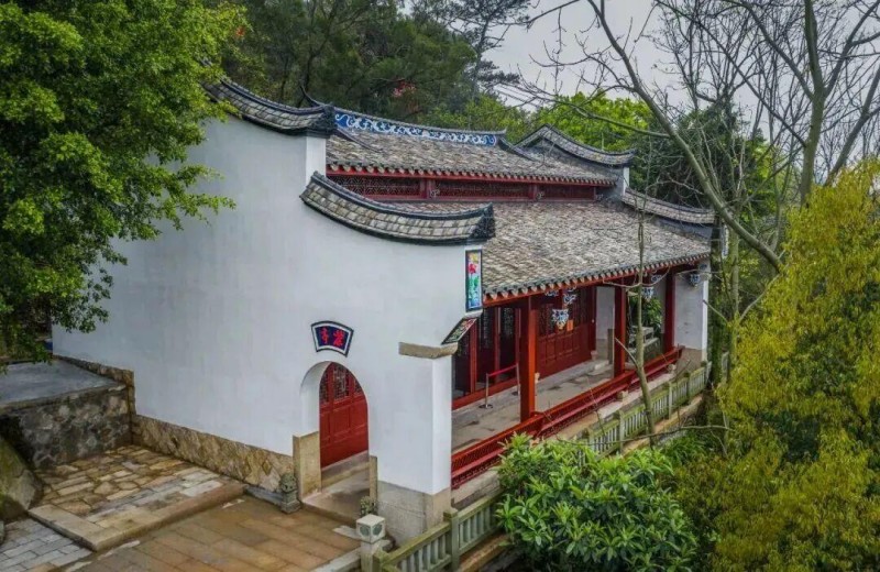 登山古道“七里七亭”，每一亭皆是山中一景。其中有一个“茶亭”，因鼓山有茶园，出产著名的鼓山半岩茶，故而俗称“茶亭”。