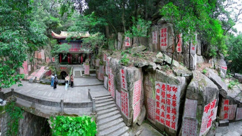 顺着上行石阶，出梅园；往灵源洞方向，寻找“爱茶之人”蔡襄足迹。在通往灵源洞的木栈道上可远眺水晶茶园。