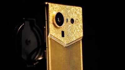 俞浩晒追觅手机真机！鳄鱼皮+黄金外观