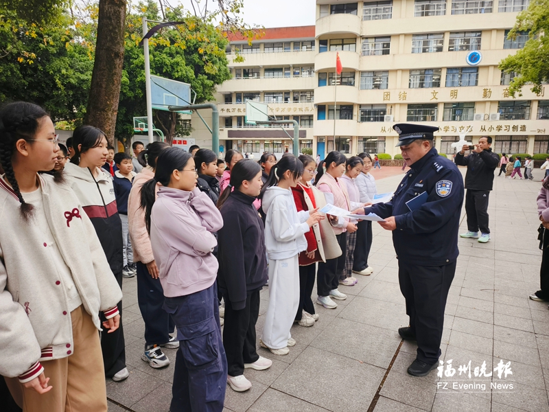 民警进校园普及国家安全知识