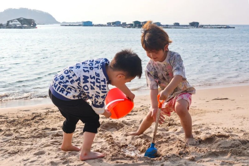 孩子们则光着小脚丫在沙滩上肆意奔跑、追逐嬉戏，留下一串浅浅的脚印，又被涌来的潮水轻轻漫过、温柔抹去。连江县融媒体中心供图