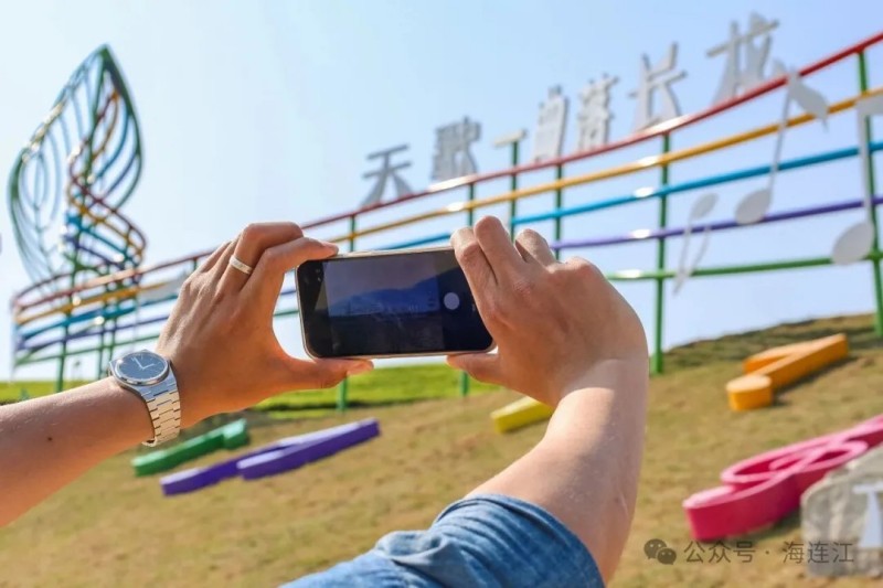 放眼望去，蜿蜒的茶垄宛如舒展的五线谱，五彩斑斓的音符装饰在此“起舞”，为这片青绿增添了几分灵动可爱。