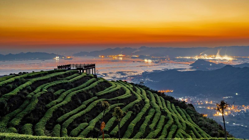 近年来，炉峰山的旅游基础设施不断完善，一系列特色打卡点惊艳亮相，为茶山农旅融合注入新趣。