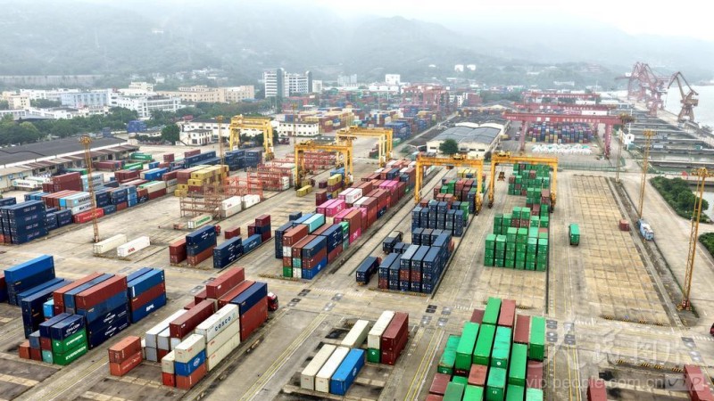 4月14日，福建省福州青州集装箱码头，集装箱吞吐作业繁忙有序。