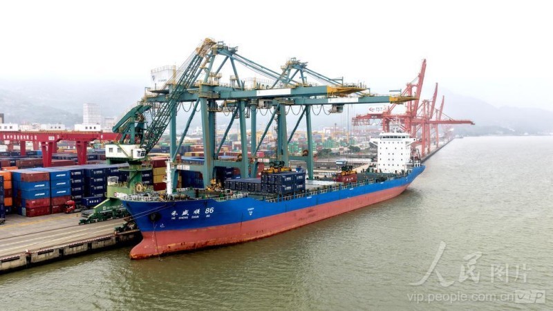 4月14日，福建省福州青州集装箱码头，集装箱吞吐作业繁忙有序。