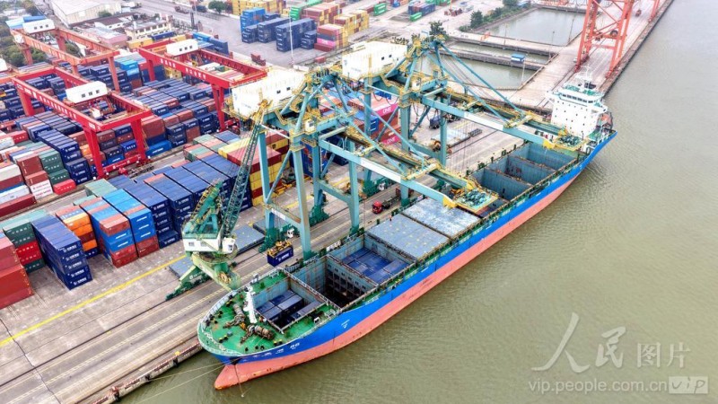 4月14日，福建省福州青州集装箱码头，集装箱吞吐作业繁忙有序。