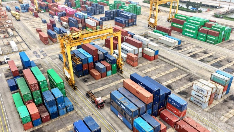 4月14日，福建省福州青州集装箱码头，集装箱吞吐作业繁忙有序。