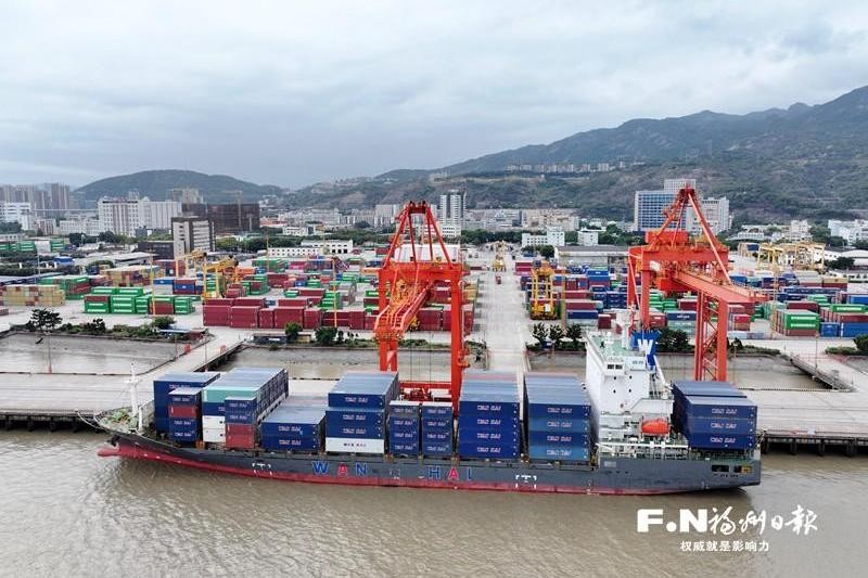 福建省福州青州集装箱码头，集装箱吞吐作业繁忙有序。记者 包华 摄