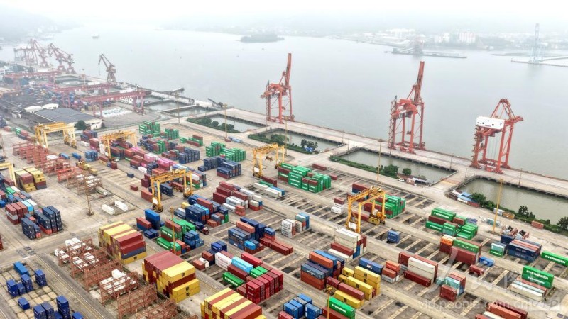 4月14日，福建省福州青州集装箱码头，集装箱吞吐作业繁忙有序。