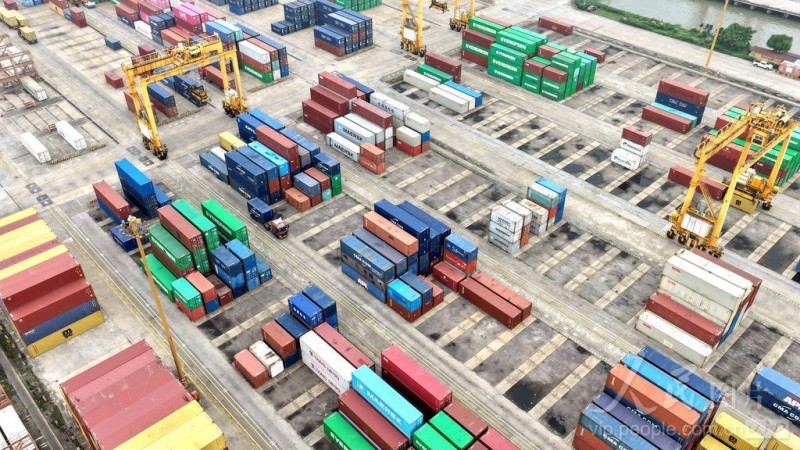 4月14日，福建省福州青州集装箱码头，集装箱吞吐作业繁忙有序。