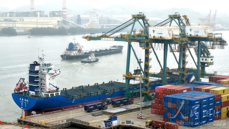 4月14日，福建省福州青州集装箱码头，集装箱吞吐作业繁忙有序。