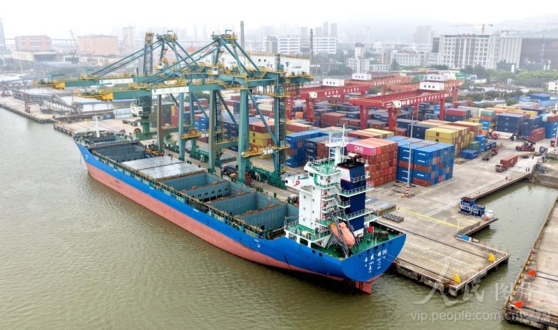 4月14日，福建省福州青州集装箱码头，集装箱吞吐作业繁忙有序。