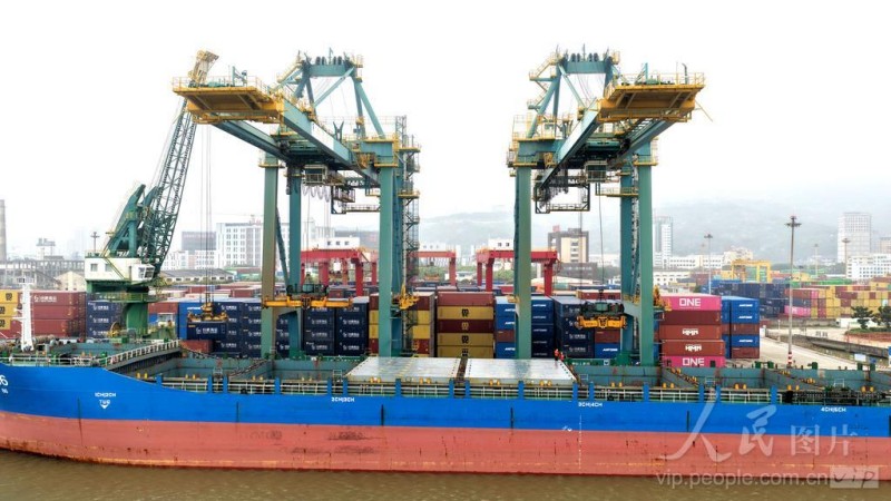 4月14日，福建省福州青州集装箱码头，集装箱吞吐作业繁忙有序。