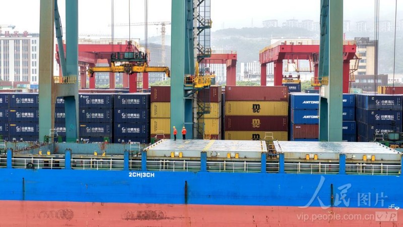 4月14日，福建省福州青州集装箱码头，集装箱吞吐作业繁忙有序。