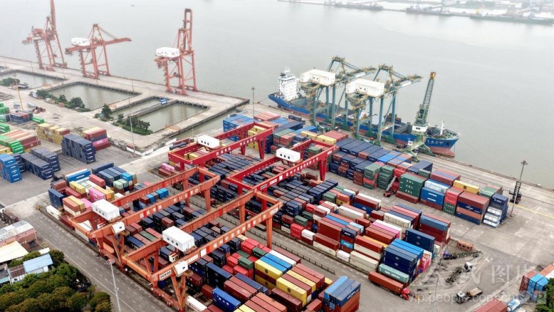 4月14日，福建省福州青州集装箱码头，集装箱吞吐作业繁忙有序。
