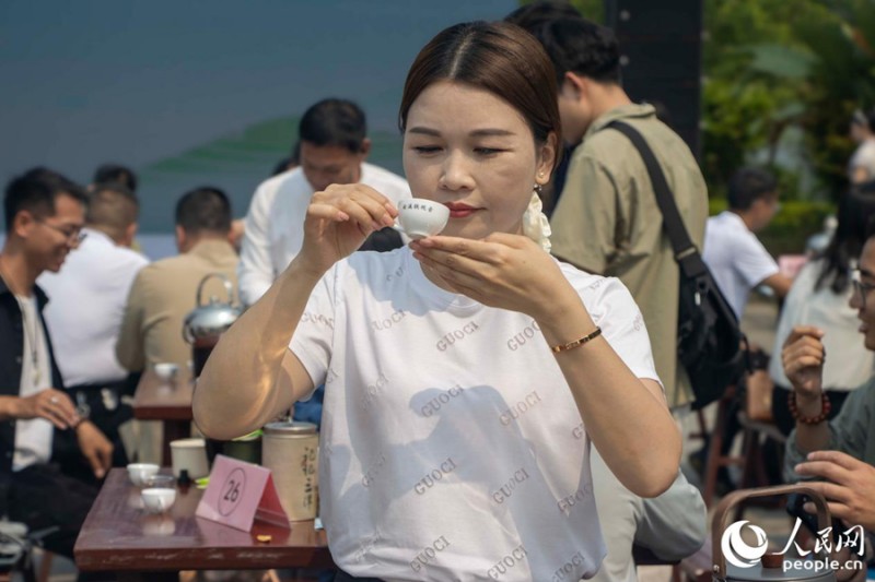 游客正在品尝安溪铁观音。人民网 林铭贤 摄