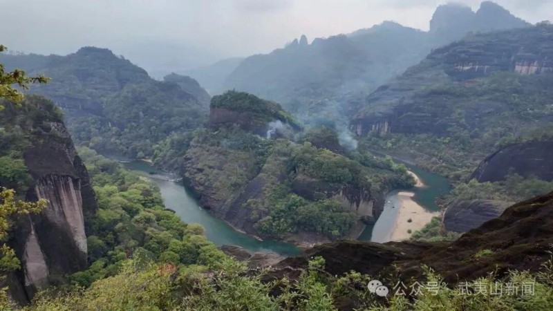 九曲溪溪水清澈，波光粼粼，蜿蜒穿梭在群山之间。