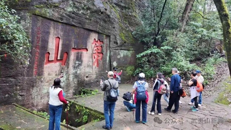 不少游客沿着溪边漫步，沉浸式游览武夷山水。