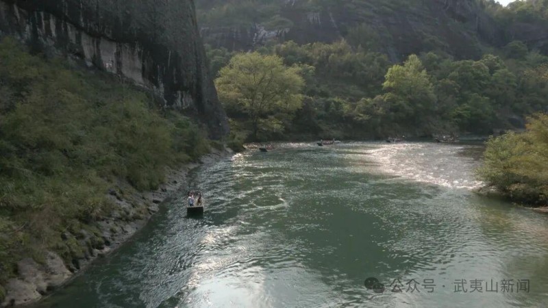 春日宜人的气候、独具特色的山水景观，让武夷山旅游热度持续走高。