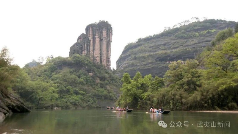 玉女峰临水而立，云雾缭绕，山水相映，景色宜人。
