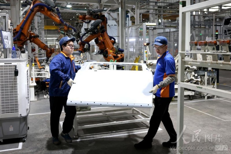 4月16日,在福州荻原泰山友模具冲压有限公司生产车间内，工人在生产汽车车身钣金件产品。