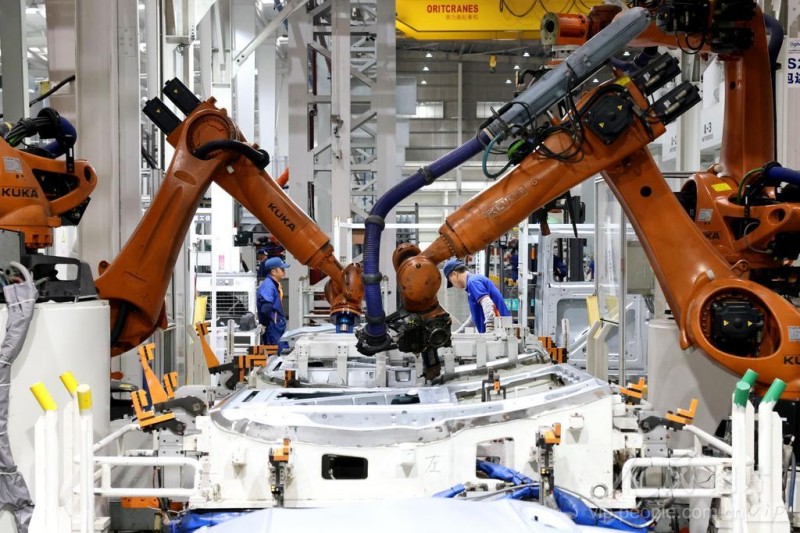 4月16日，在福州荻原泰山友模具冲压有限公司生产车间内，机器人在赶制汽车车身钣金件产品。